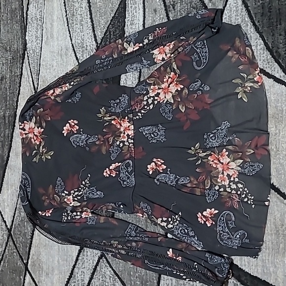 GIMMICKS BY BKE FLORAL DESIGN MESH OPEN SHOULDER V-NECK CROCHET DETAILS BLOUSE - Picture 10 of 12